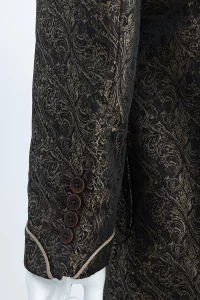 Gauntlet cuff passepoilé sur une smoking jacket