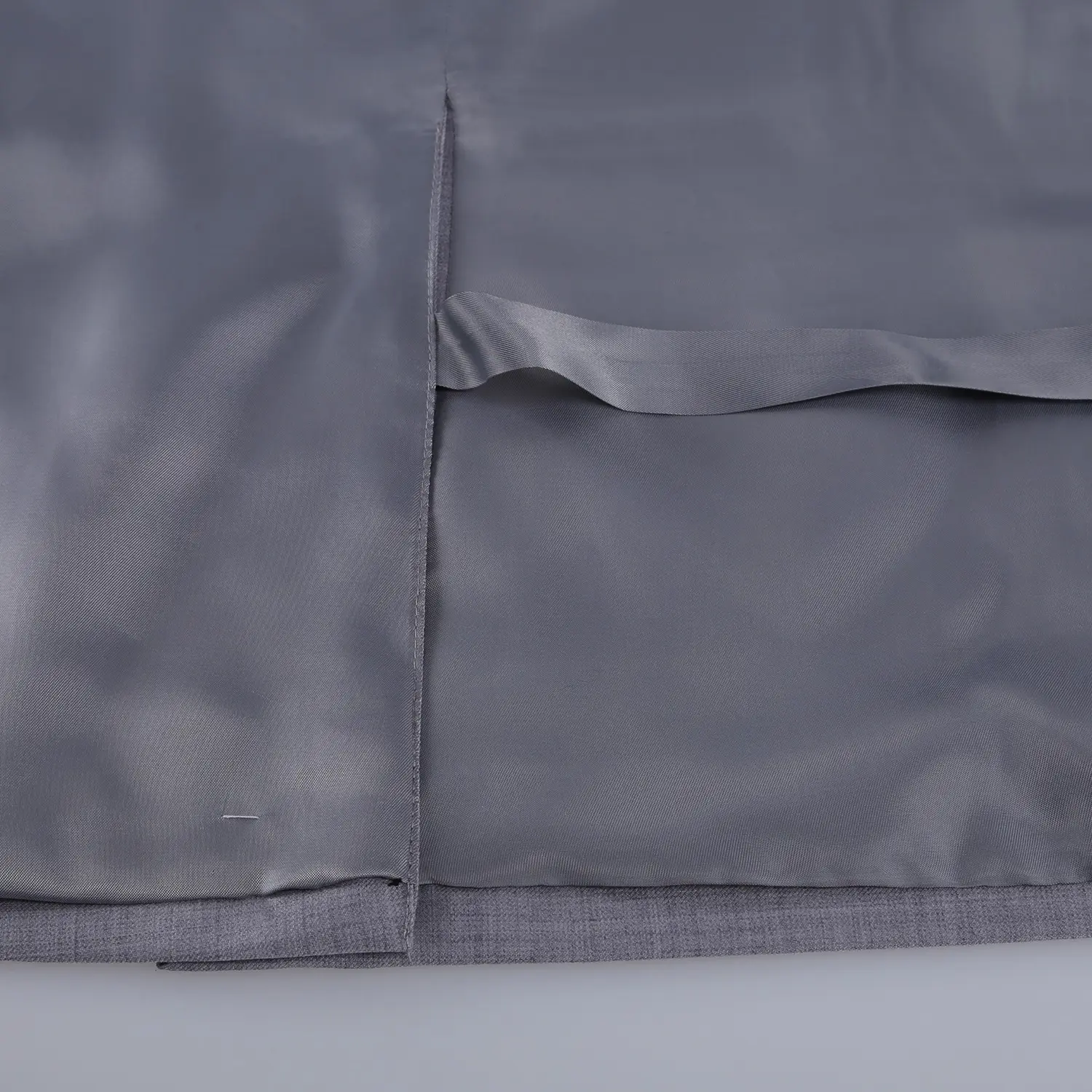 Vue intérieure d’une patte de maintien reliant les fentes latérales d’une veste