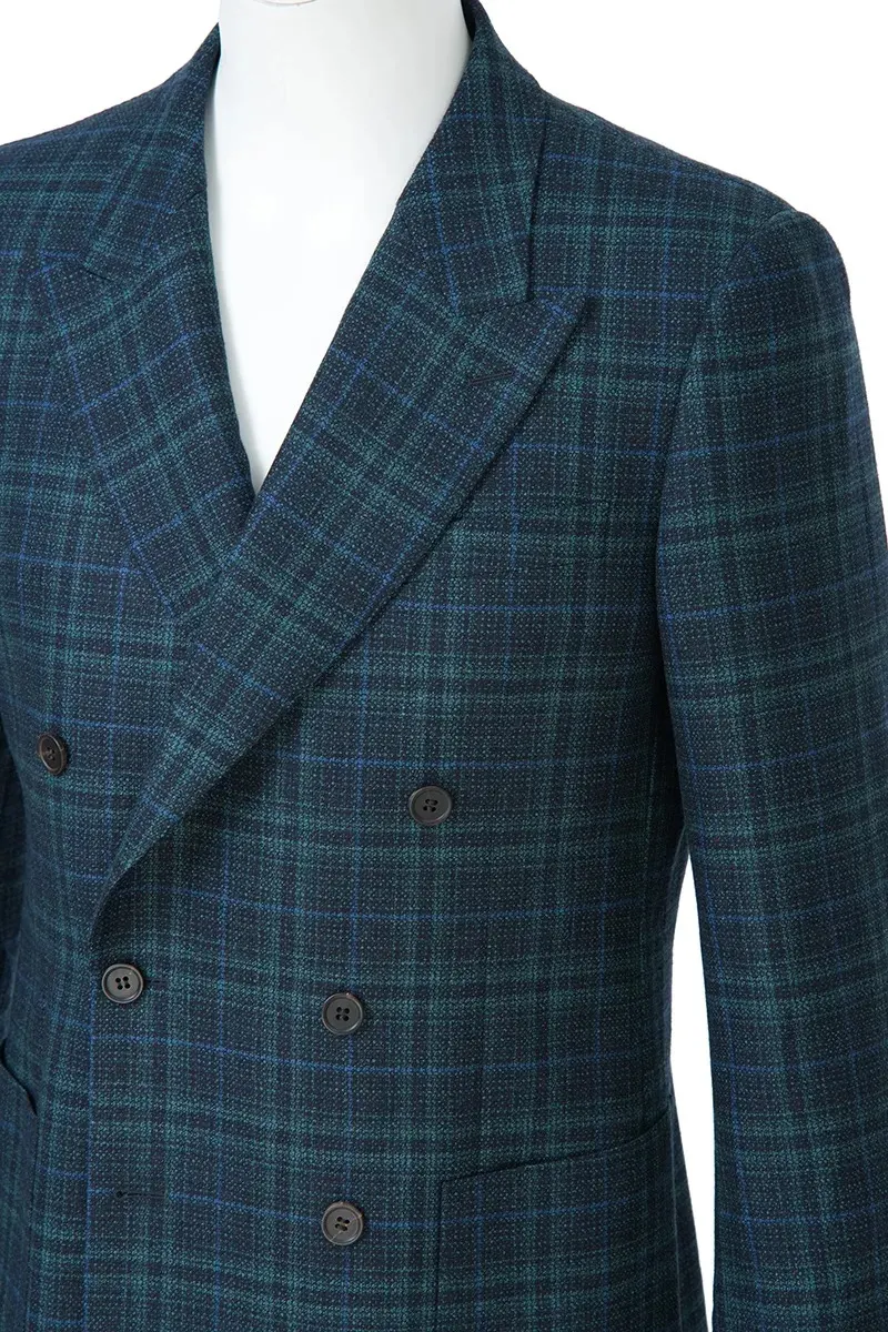 Gros plan d’une veste croisée bleue à carreaux montrant la disposition de ses boutons