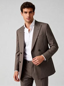 Veste croisée portée ouverte avec une chemise blanche