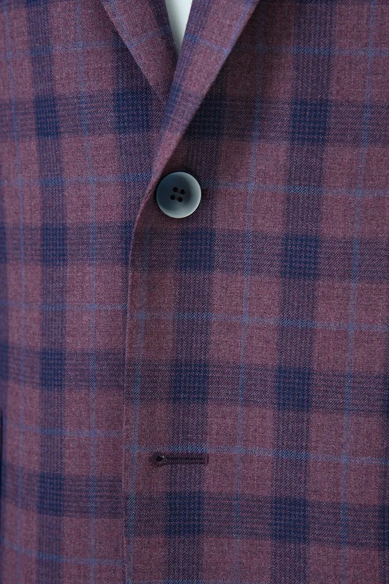 Gros plan du boutonnage d’une veste droite à deux boutons