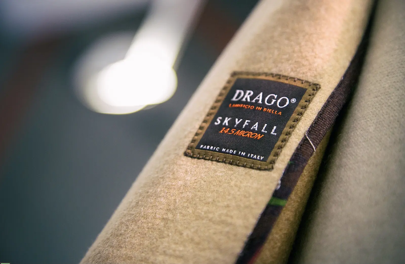Détail d’un tissu DRAGO Skyfall avec lisière et étiquette 14.5 Micron