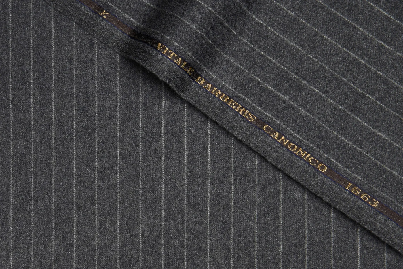 Flanelle de laine cardée grise à rayures, texture douce et duveteuse — © Vitale Barberis Canonico