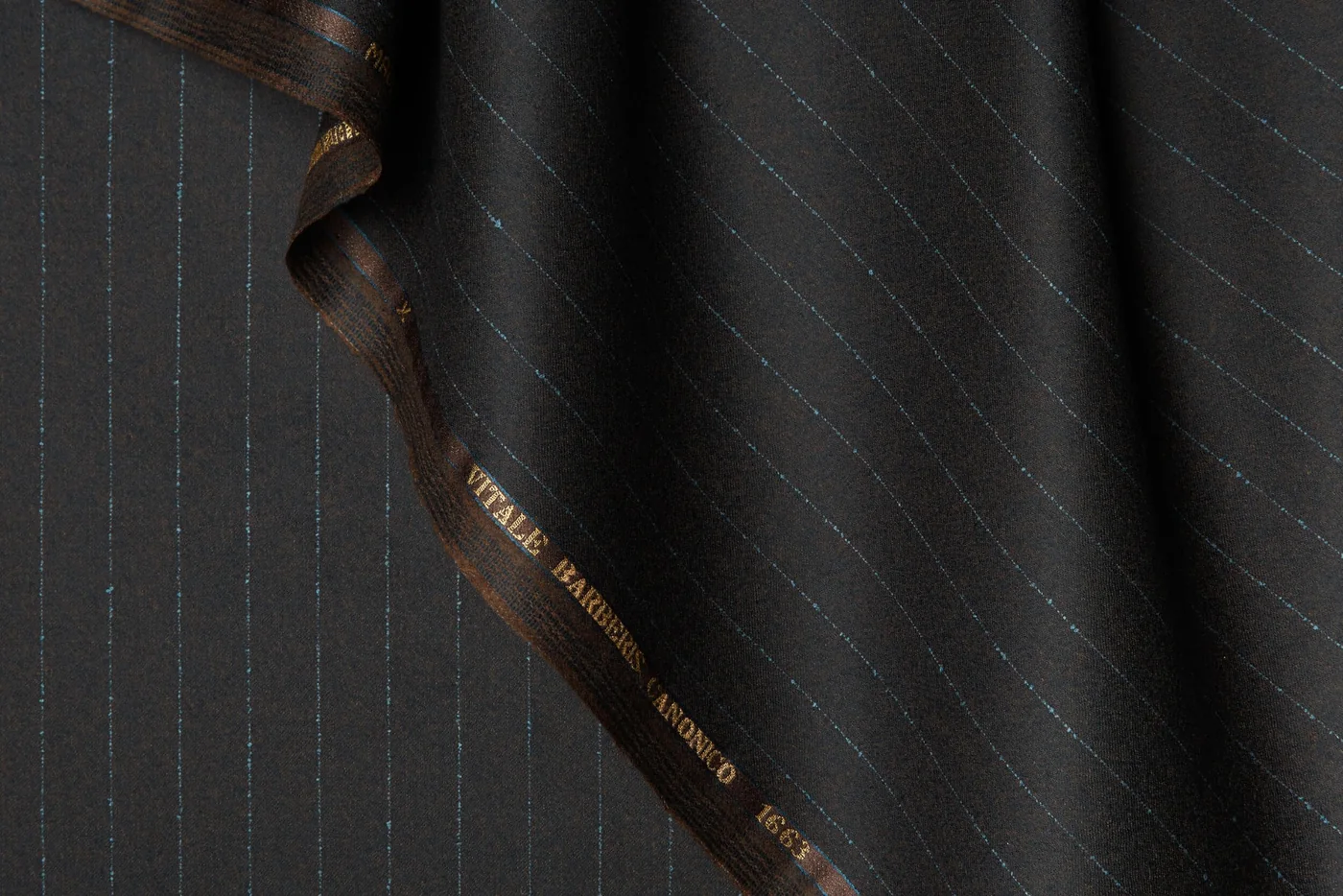 Flanelle de laine peignée sombre à fines rayures, surface nette et régulière — © Vitale Barberis Canonico