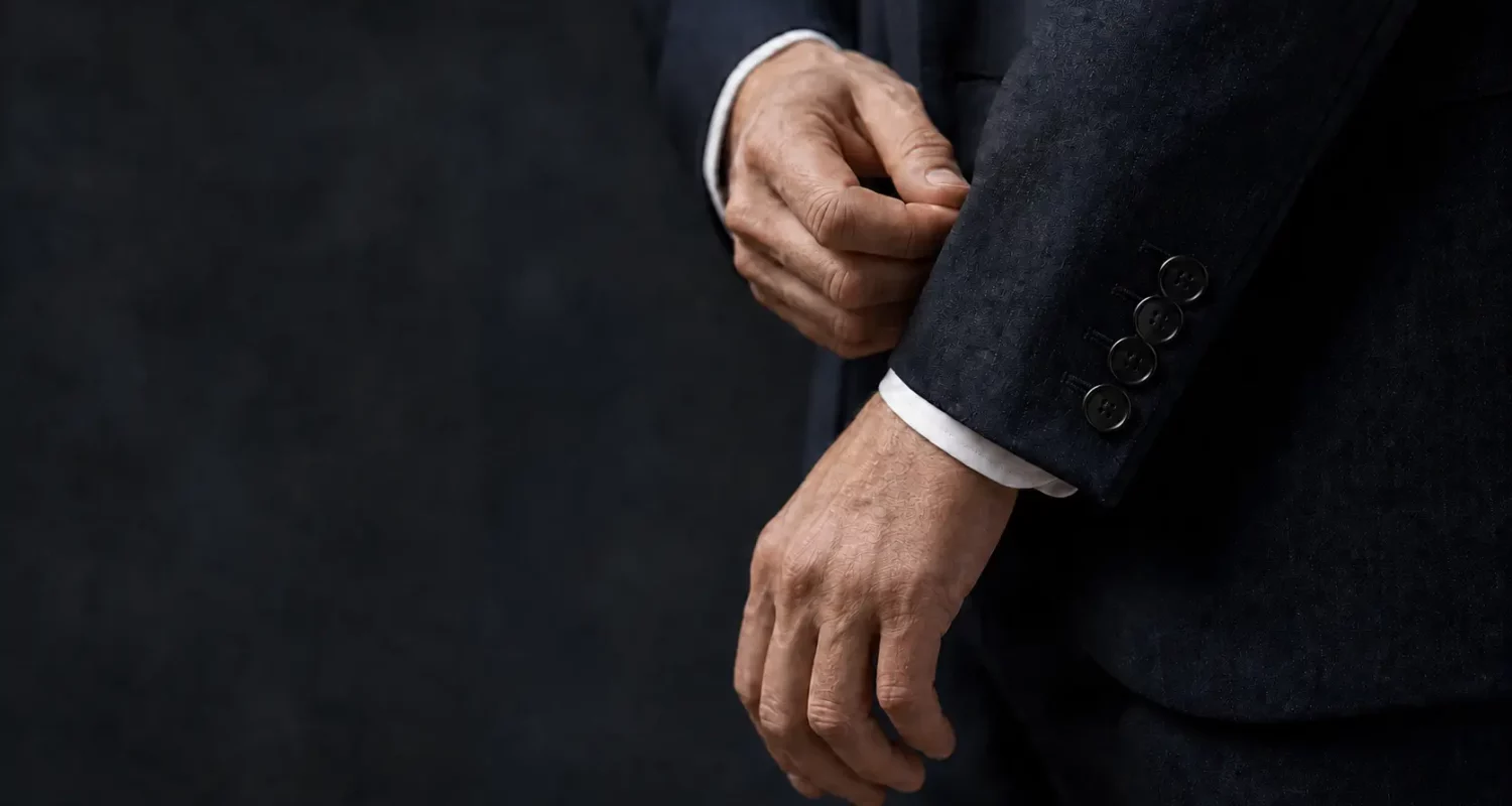 Détail des boutons et de la manchette d’une veste sur mesure