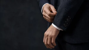 Détail des boutons et de la manchette d’une veste sur mesure