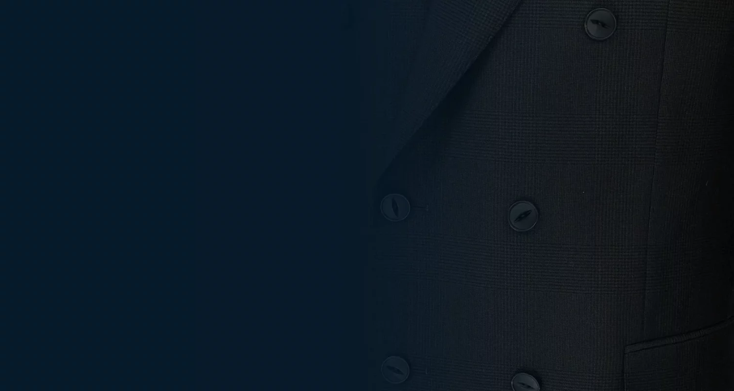 Gros plan d’une veste croisée sombre mettant en valeur la disposition des boutons