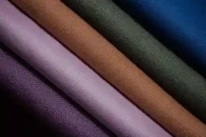 Rouleaux de tissus texturés dans plusieurs coloris illustrant le Hopsack