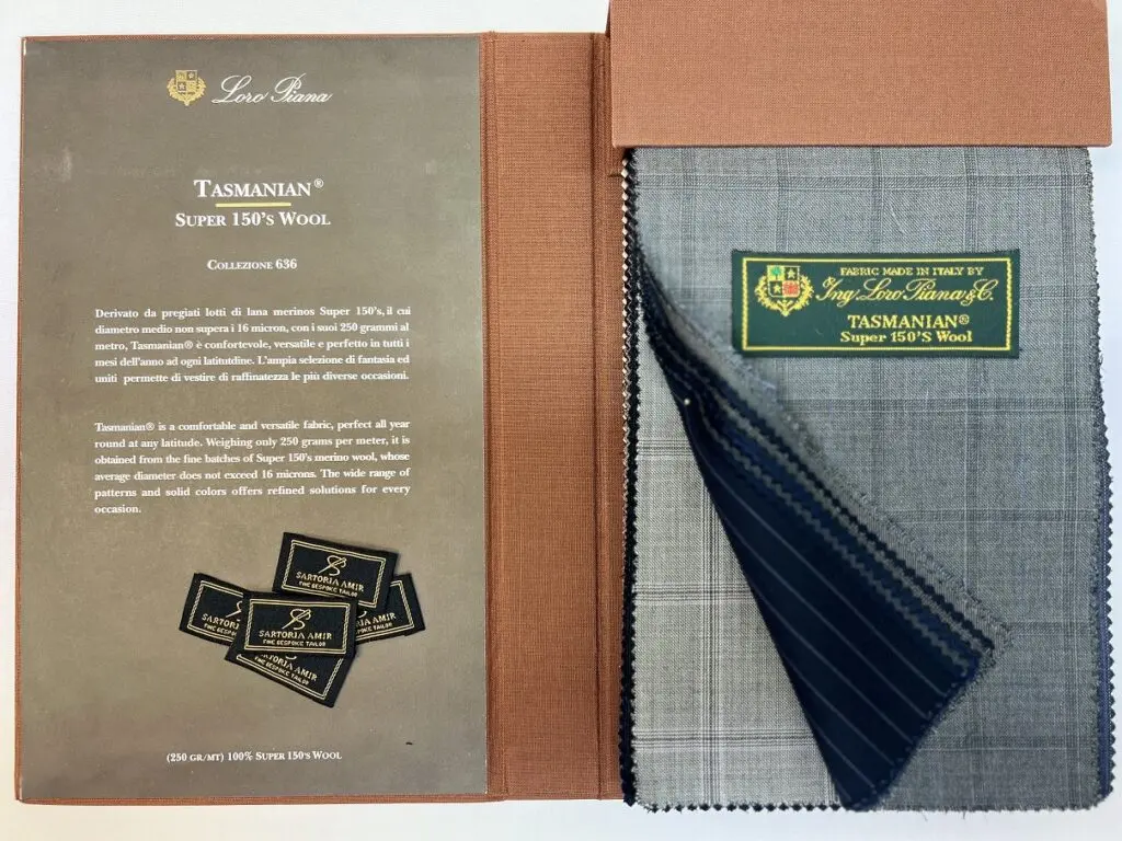 Liasse Tasmanian de Loro Piana ouverte sur ses coupons de drap