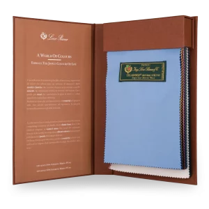 Liasse Zelander A World of Colours de Loro Piana ouverte sur ses coupons