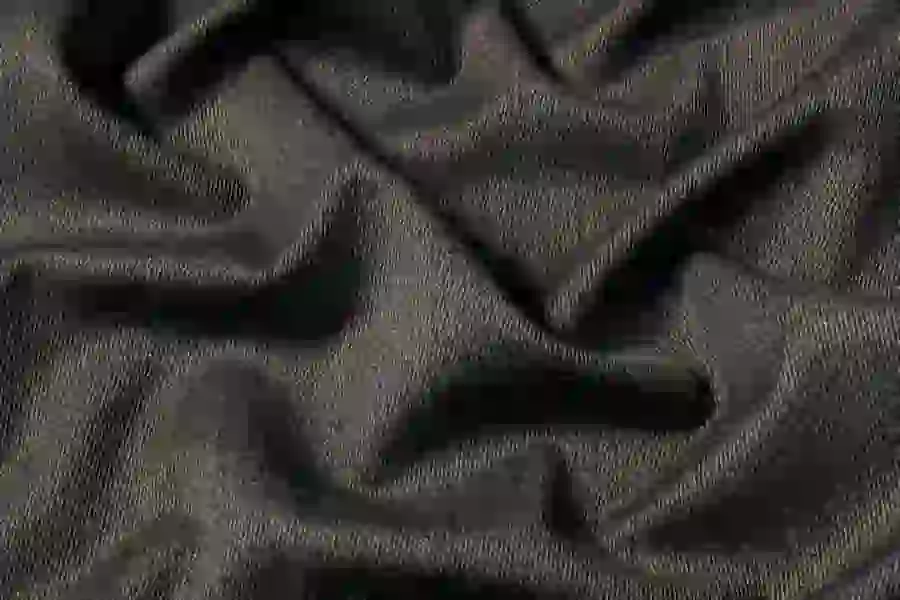 Sergé de laine anthracite Marzotto drapé, montrant le relief diagonal caractéristique du twill