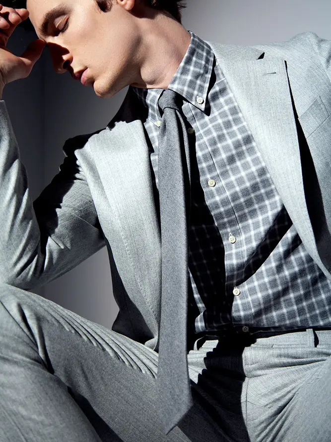 Silhouette masculine portant un costume gris clair Stylbiella
