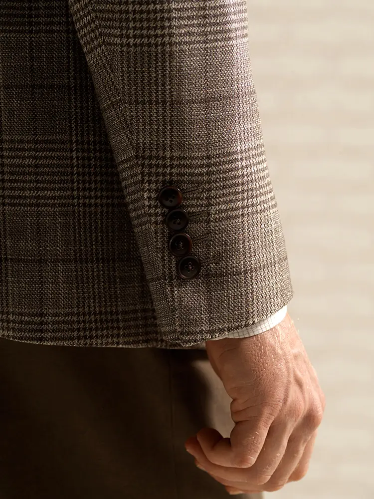 Détail de manche d’une veste Stylbiella en tissu Prince-de-Galles