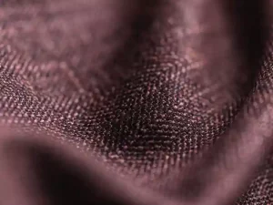 Gros plan d’une étoffe bordeaux Stylbiella montrant la texture du tissu